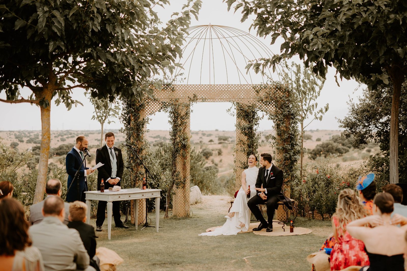 Ceremonia junto a la pérgola, con el campo detrás
