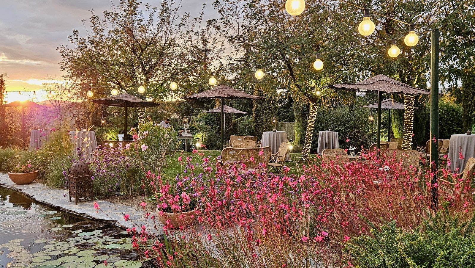 El jardín junto al estanque, al atardecer