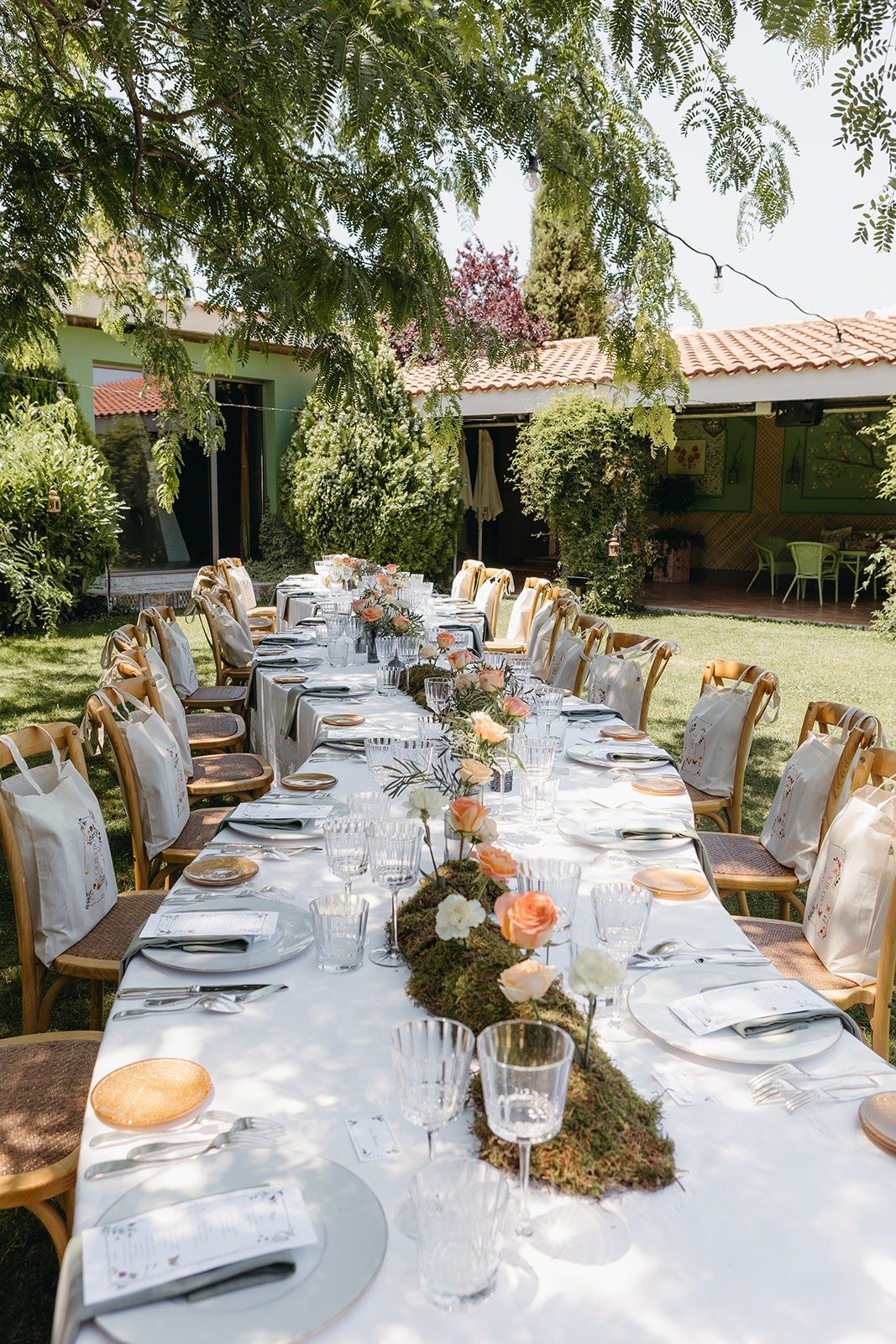 Mesa larga en el jardín, a la sombra