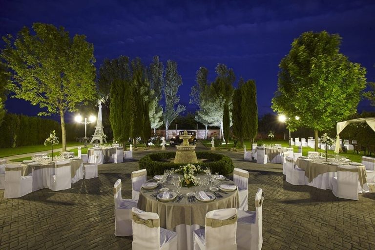 Montaje de mesas de banquete de boda