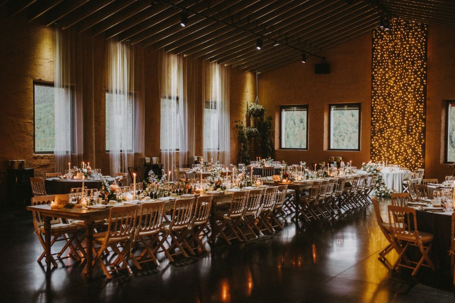 Salón de banquetes montado para una boda