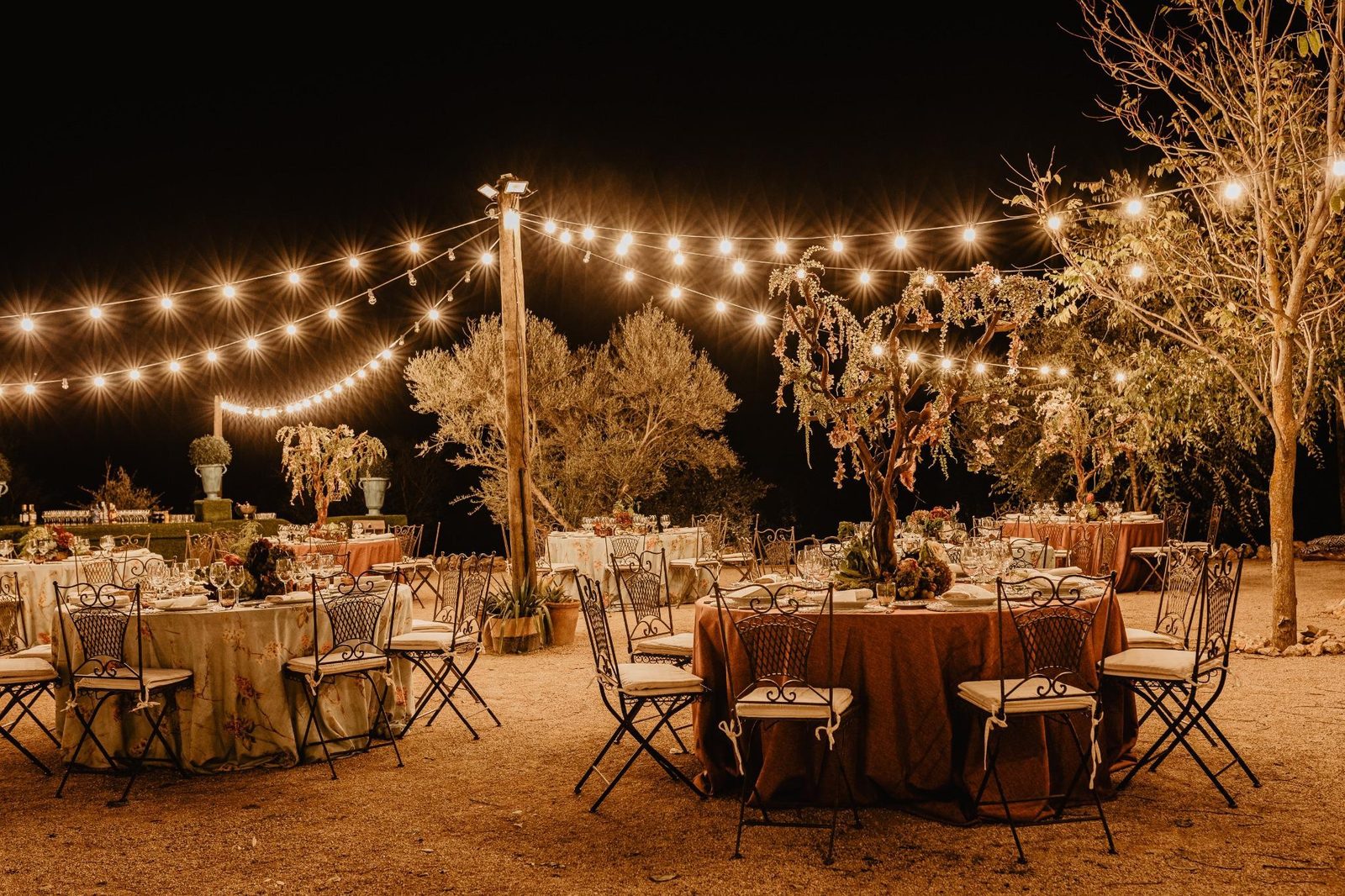 Montaje de mesas para boda íntima