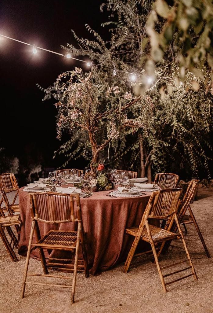 Montaje de mesas para boda en la finca
