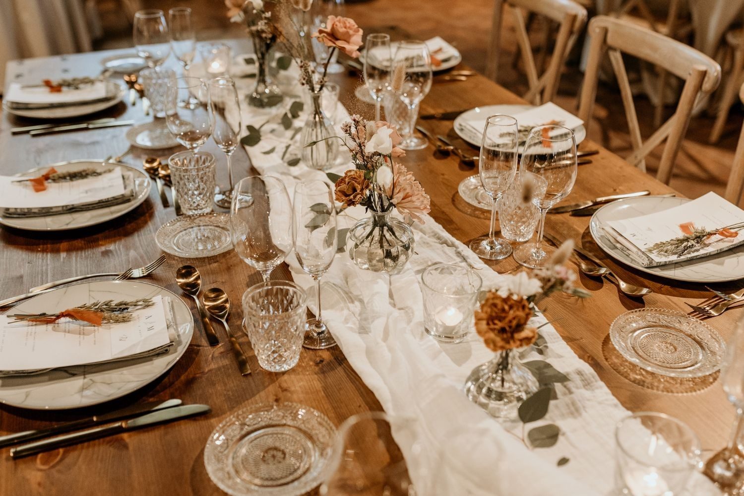 Montaje de banquete con mesa larga