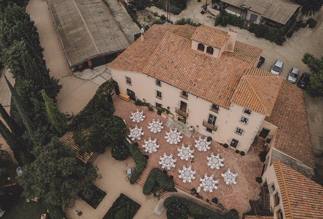 Vista aérea con dron de la masía y su entorno