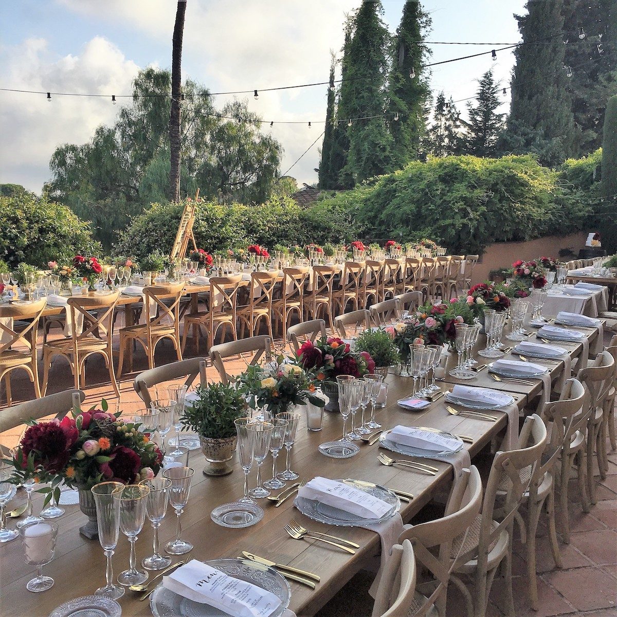 Mesas largas de banquete montadas en la era