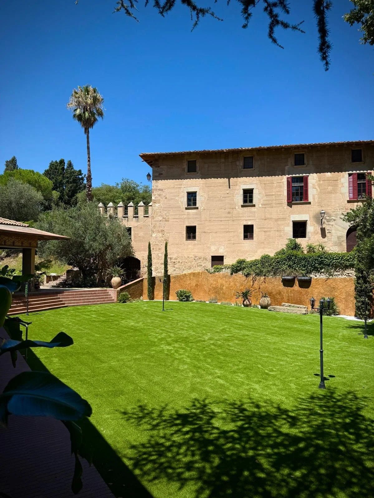 Exterior de la finca y jardín