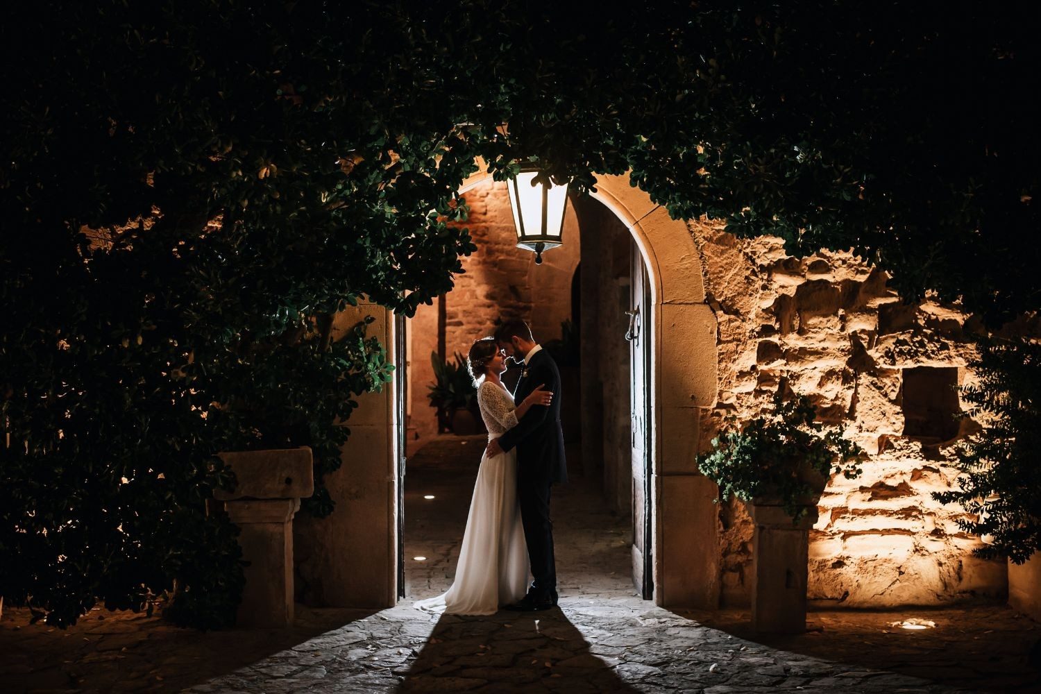 Pareja celebrando su boda en invierno en un espacio elegante con iluminación cálida