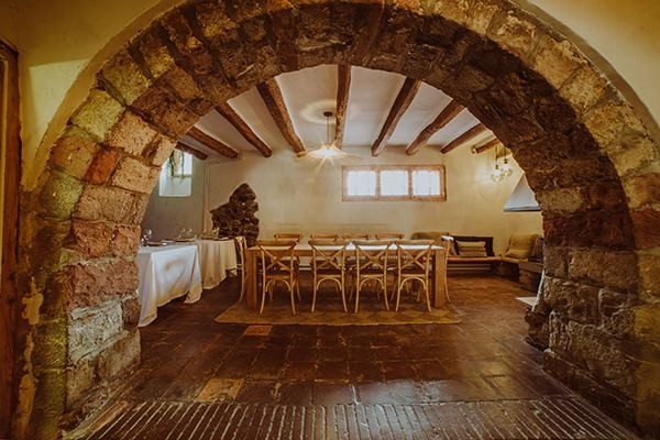 La Llar, sala de la planta baja con chimenea