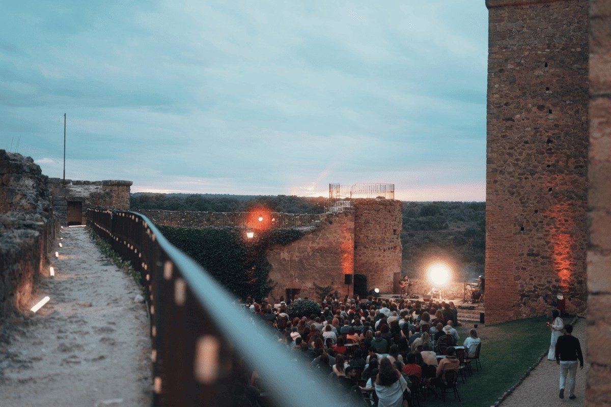 Patio del castillo con montaje de concierto al aire libre