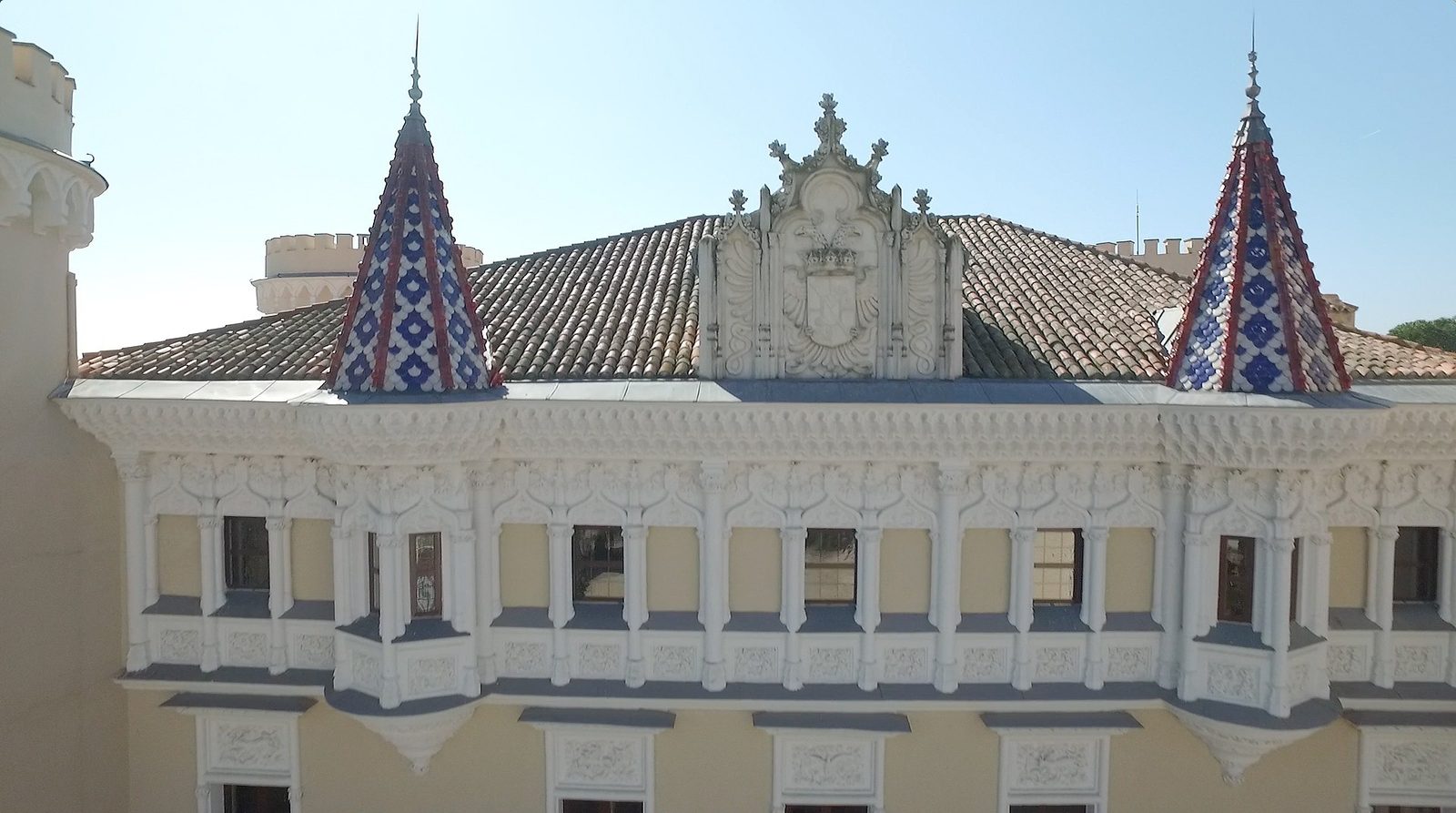 El castillo visto desde el campo de la finca