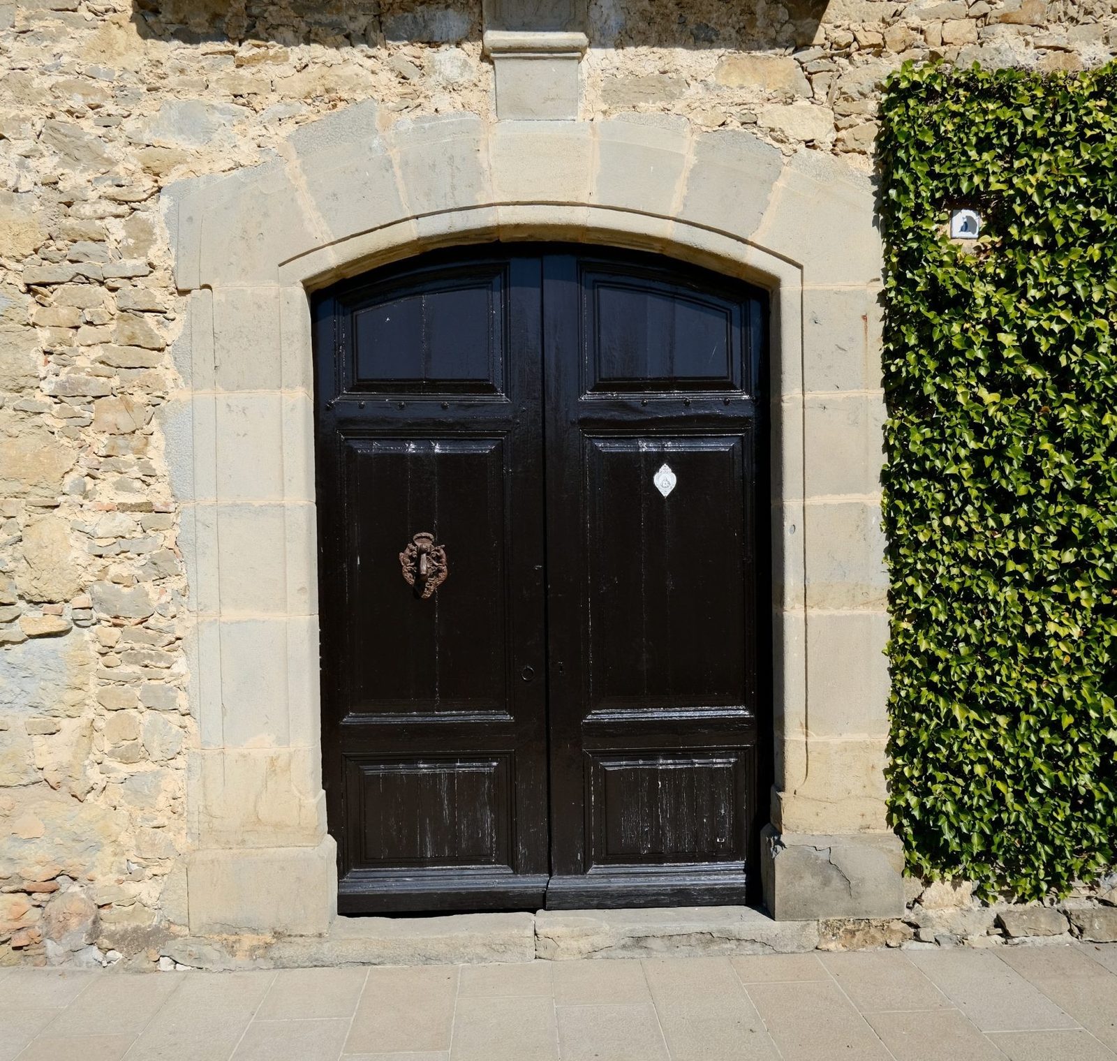 Picaporte de hierro forjado de la puerta principal de la masía