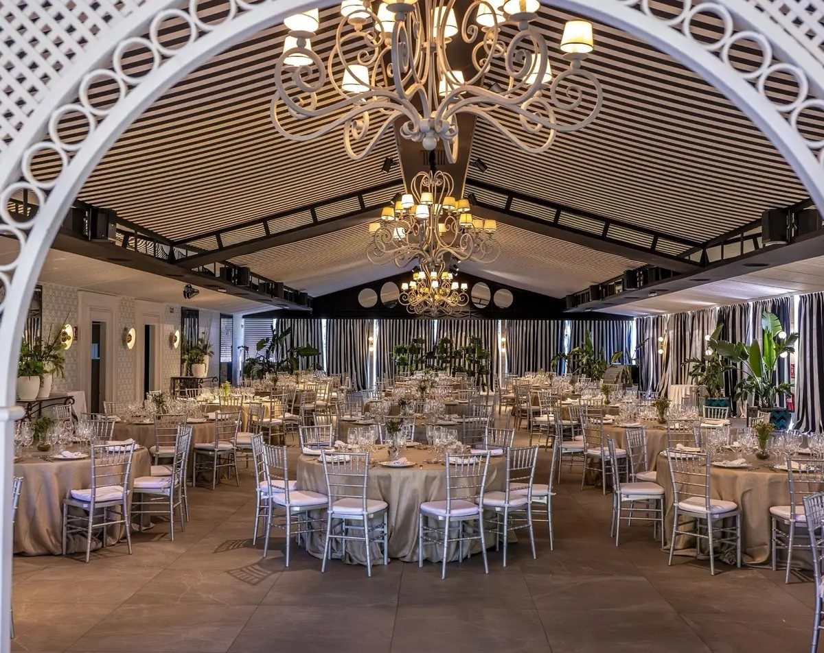 Salón Colonial montado para banquete de boda, vacío