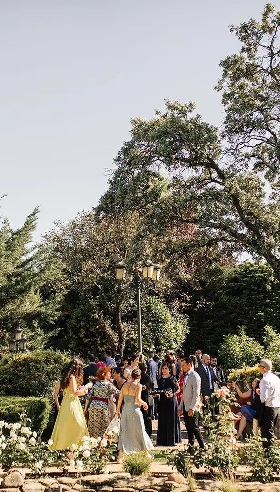 Ceremonia en el jardín, con los invitados sentados