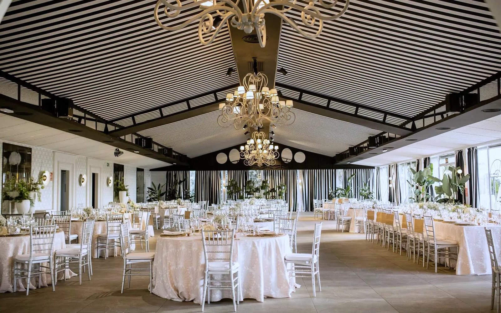 Salón Colonial en simetría bajo la lámpara central, con el techo de rayas