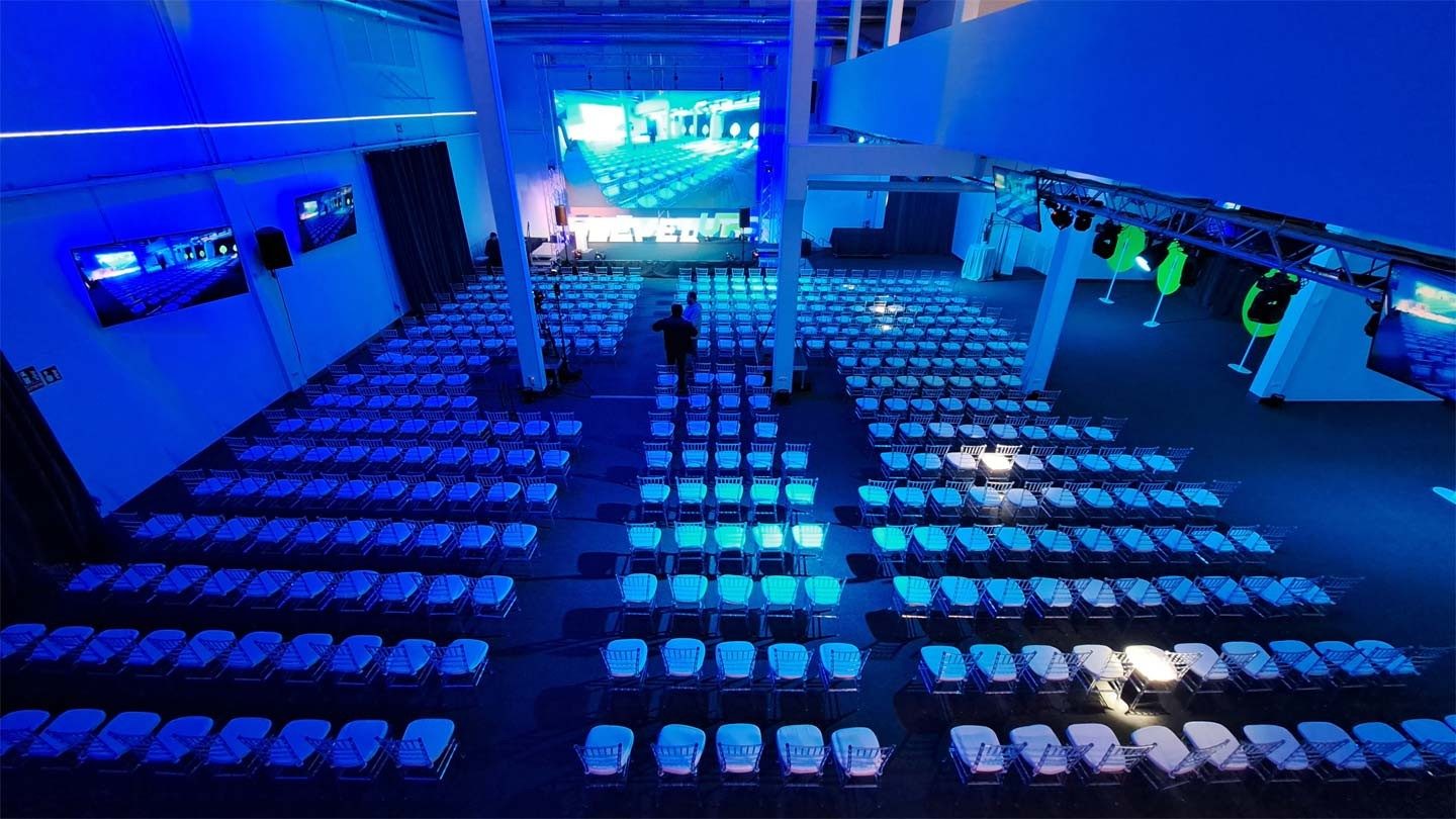 Sala plenaria montada para congreso