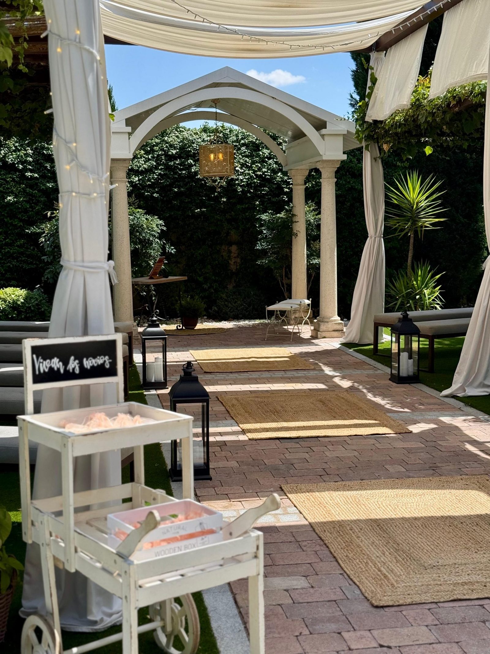 Montaje de ceremonia en el jardín