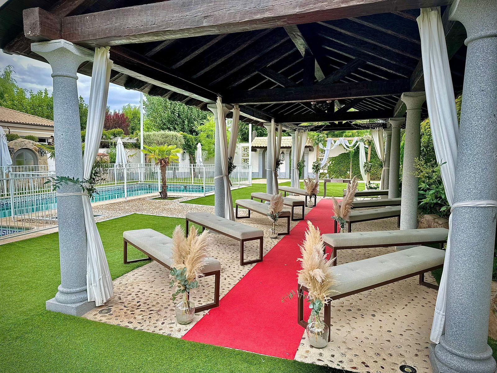 Ceremonia junto a la piscina con decoración de pampas