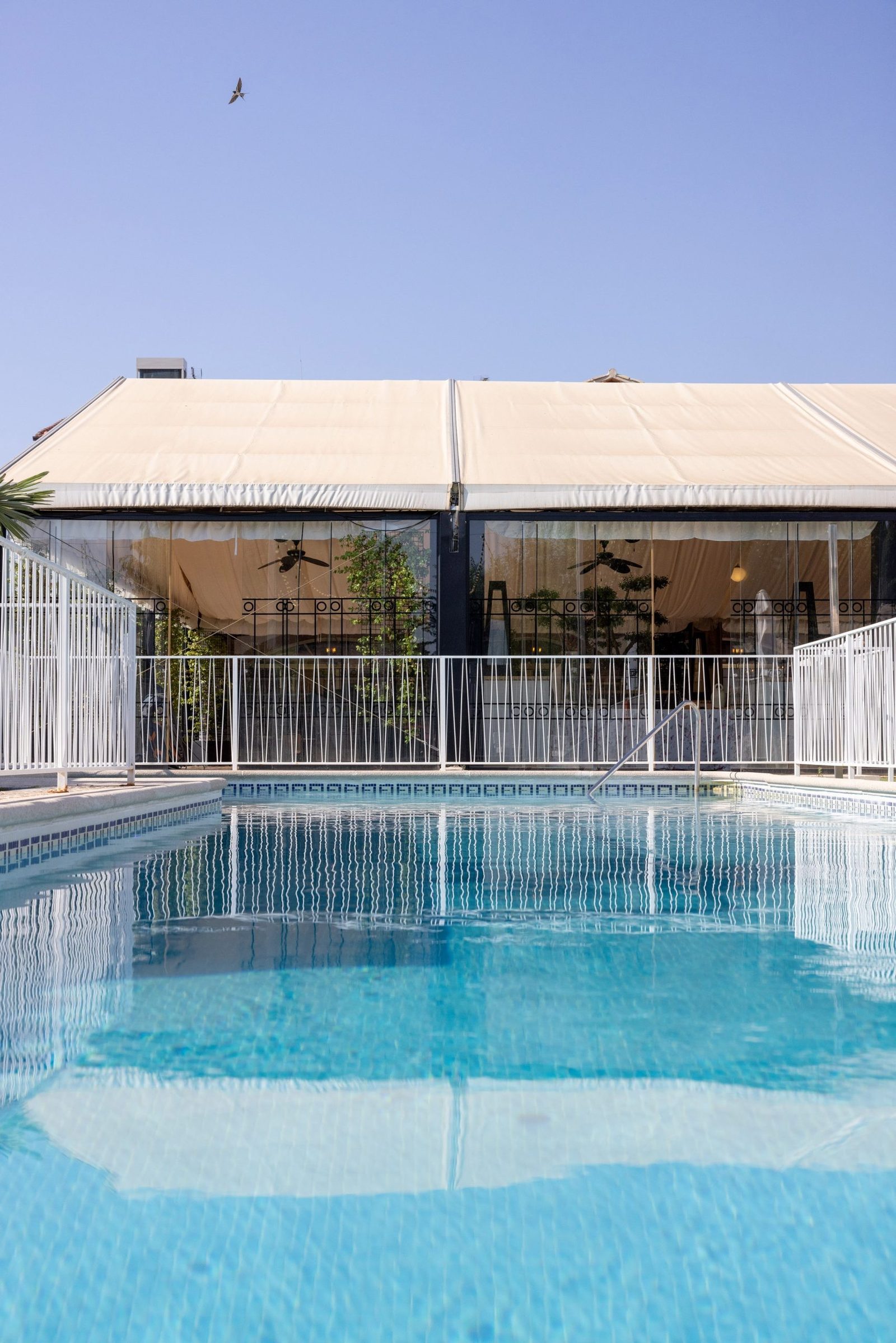 Piscina con estructura de carpa o techo