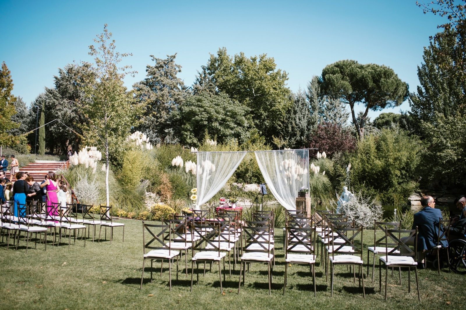 Montaje de ceremonia con sillas de madera y vistas al lago