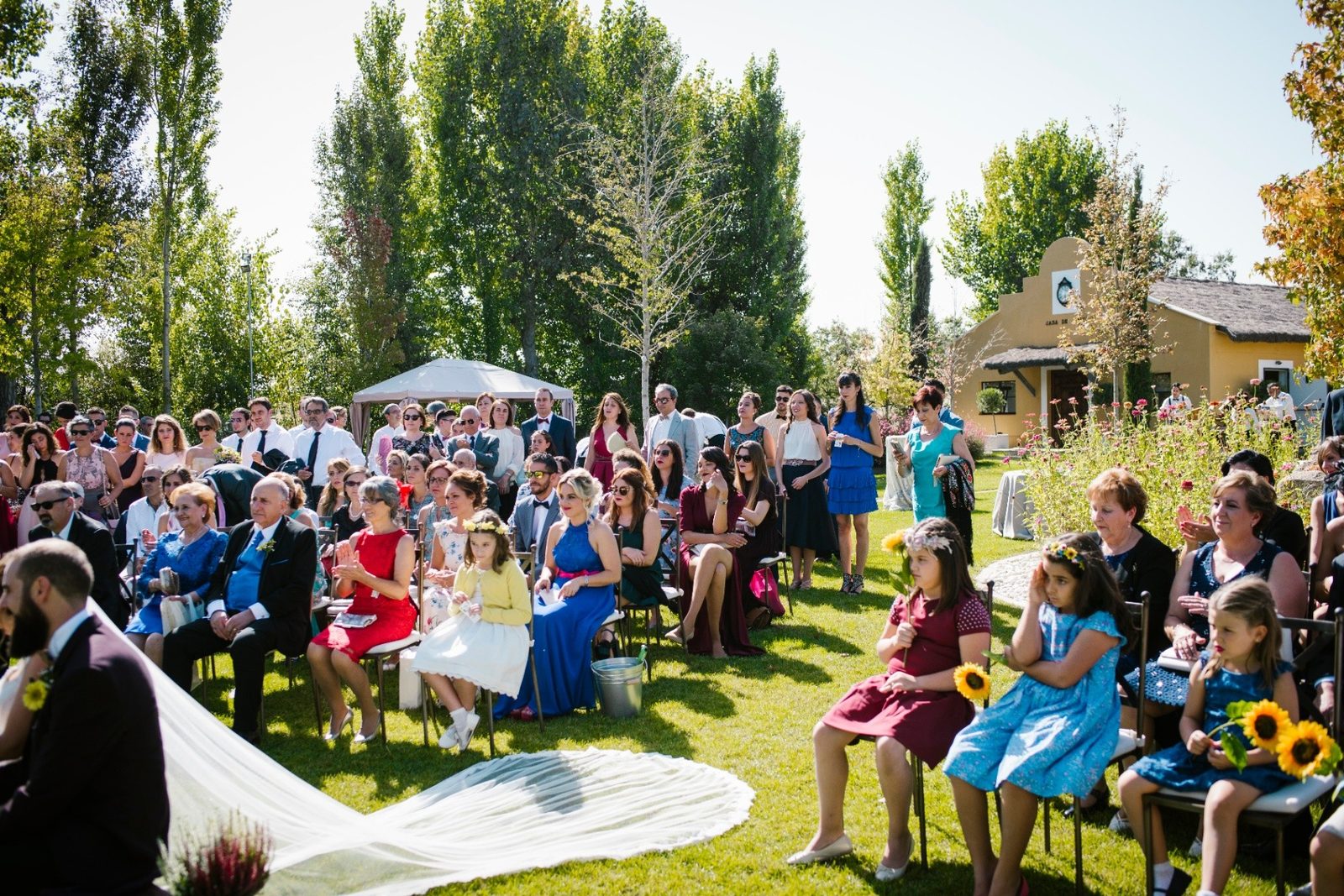 Ceremonia al aire libre con invitados y vistas al lago
