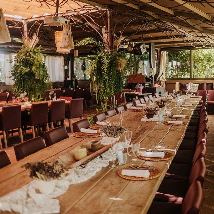 Mesas largas del restaurante de El Folló