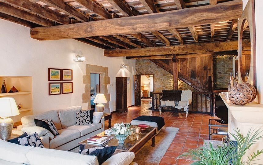 Gran salón con chimenea de la primera planta