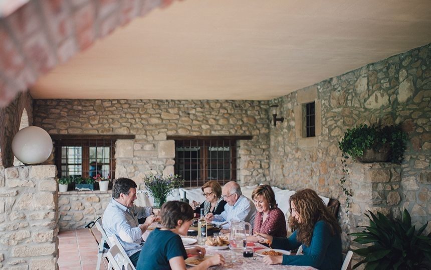 Terraza cubierta con sofás
