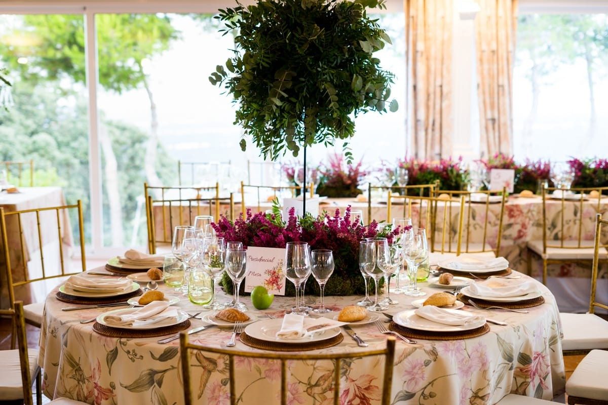 Mesas montadas para un banquete