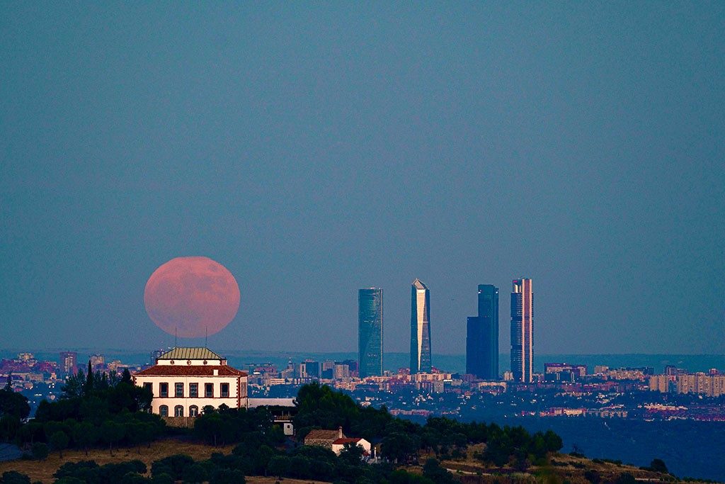 Vistas desde la finca con la luna