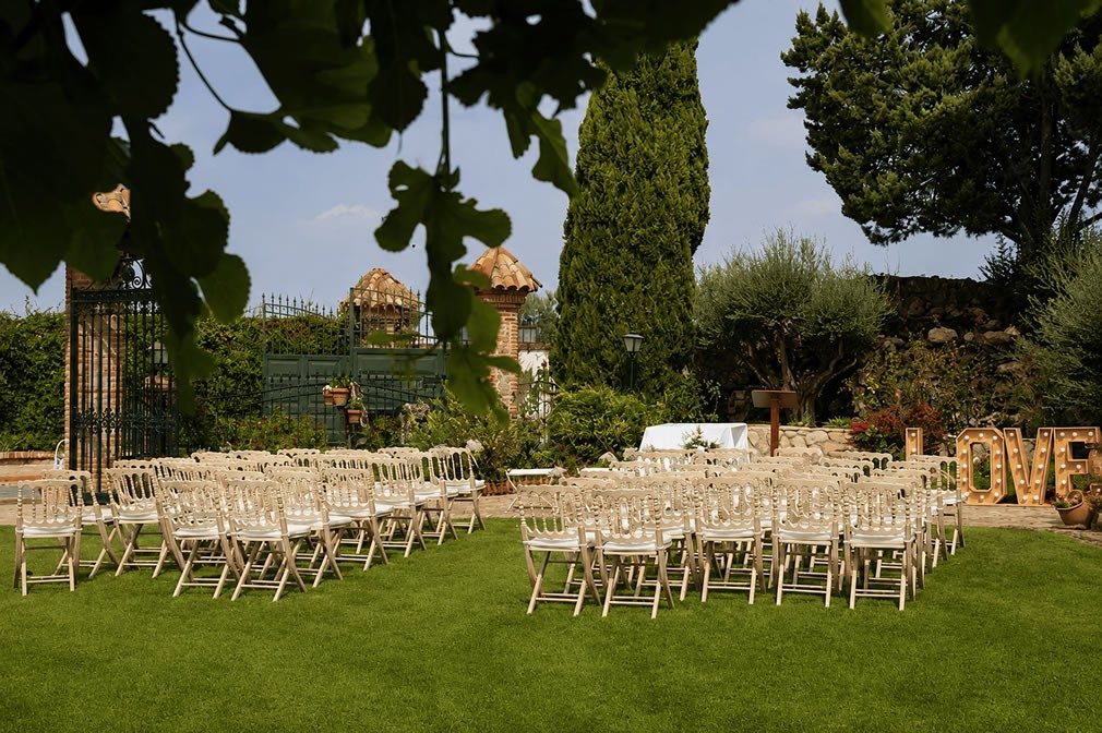 Montaje de ceremonia en los jardines