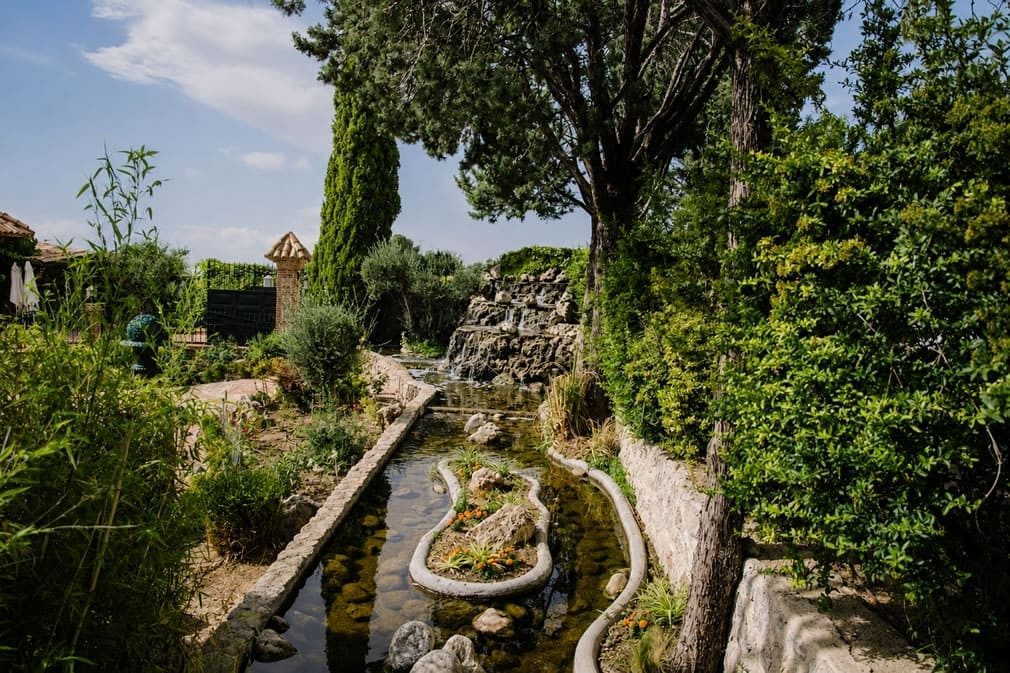 El río Algodor y la cascada en los jardines