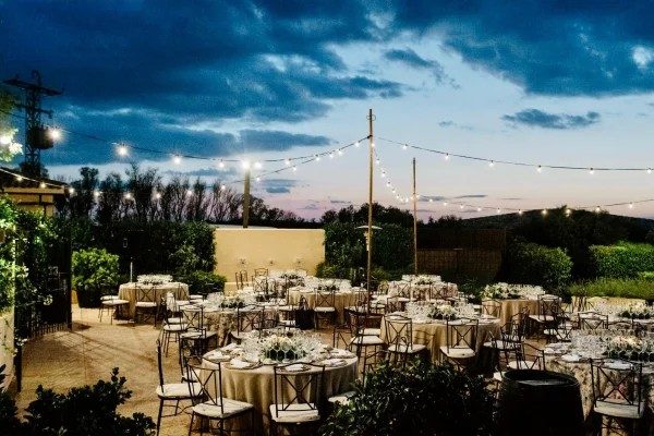 Patio con montaje de evento de noche