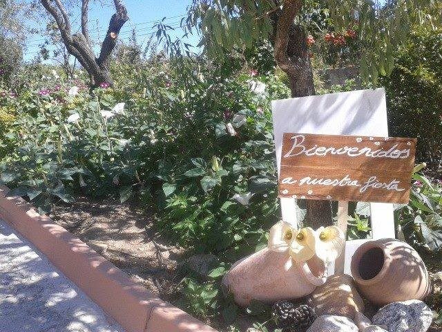 Cartel de bienvenida en el jardín