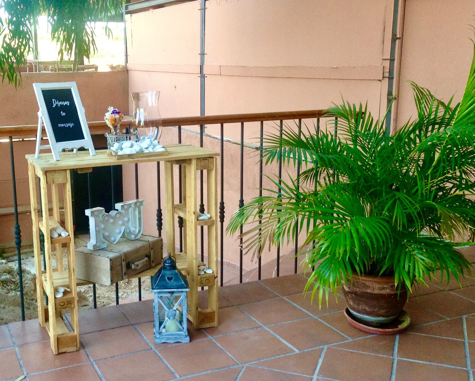 Mesa de firmas en la terraza
