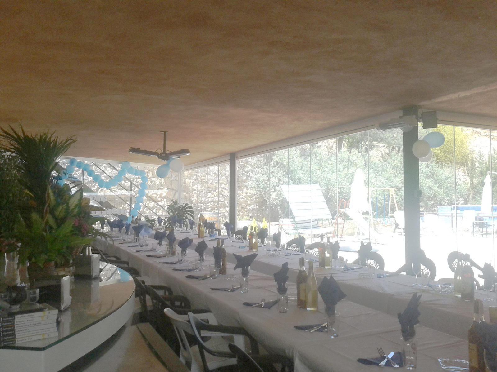 Mesa larga en el salón acristalado
