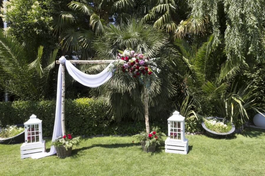 Boda en el jardín con decoración floral