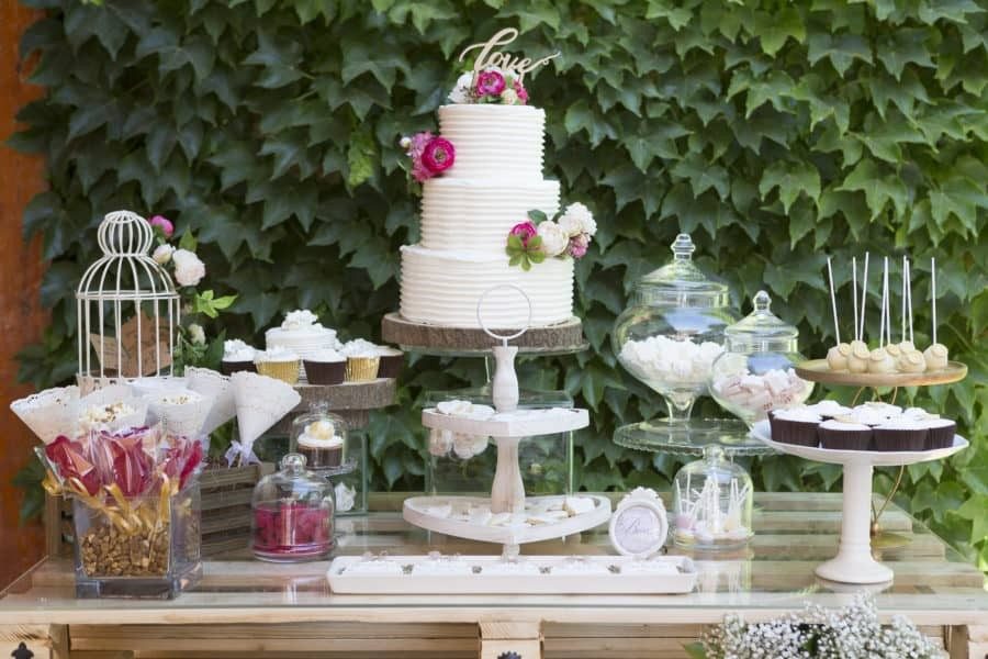 Mesa dulce en un montaje de boda