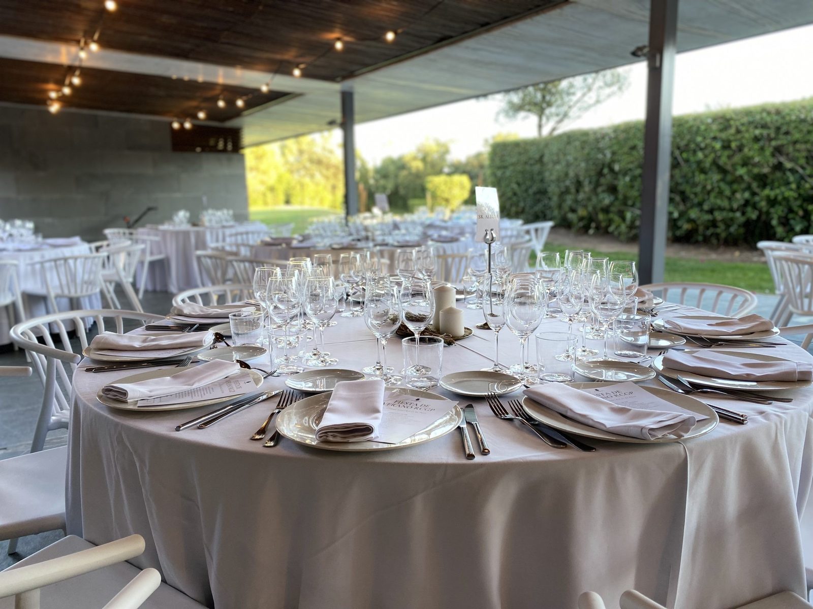 Montaje de mesas junto a la piscina para un evento