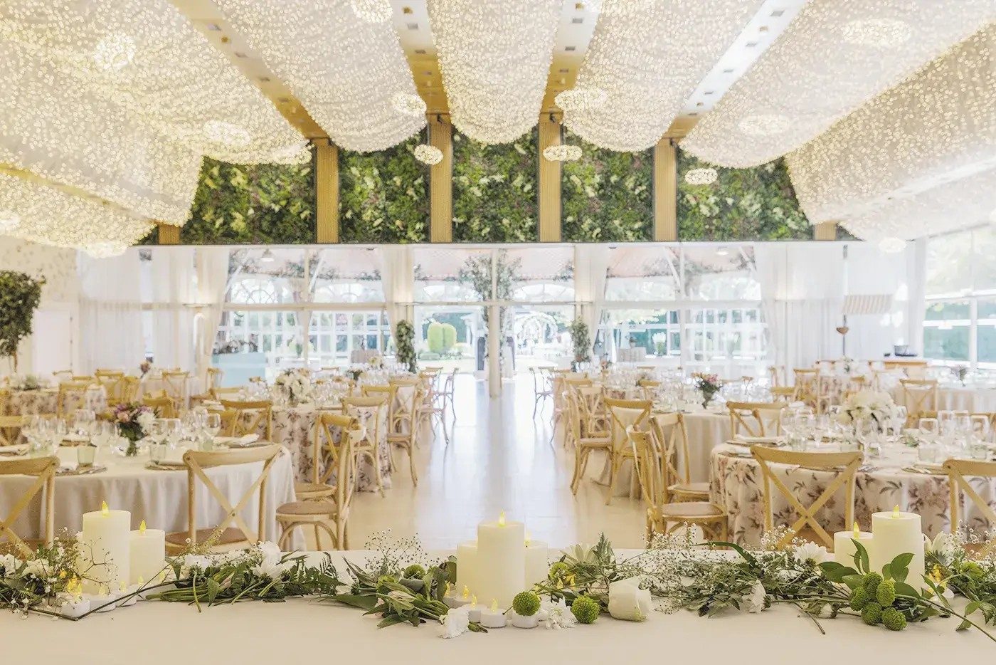 Interior de la carpa Hierbabuena montada para banquete, desde la mesa de los novios