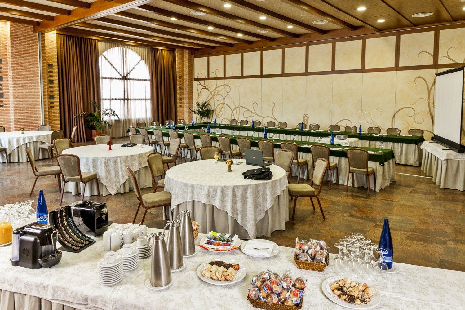 Salón con montaje para reuniones