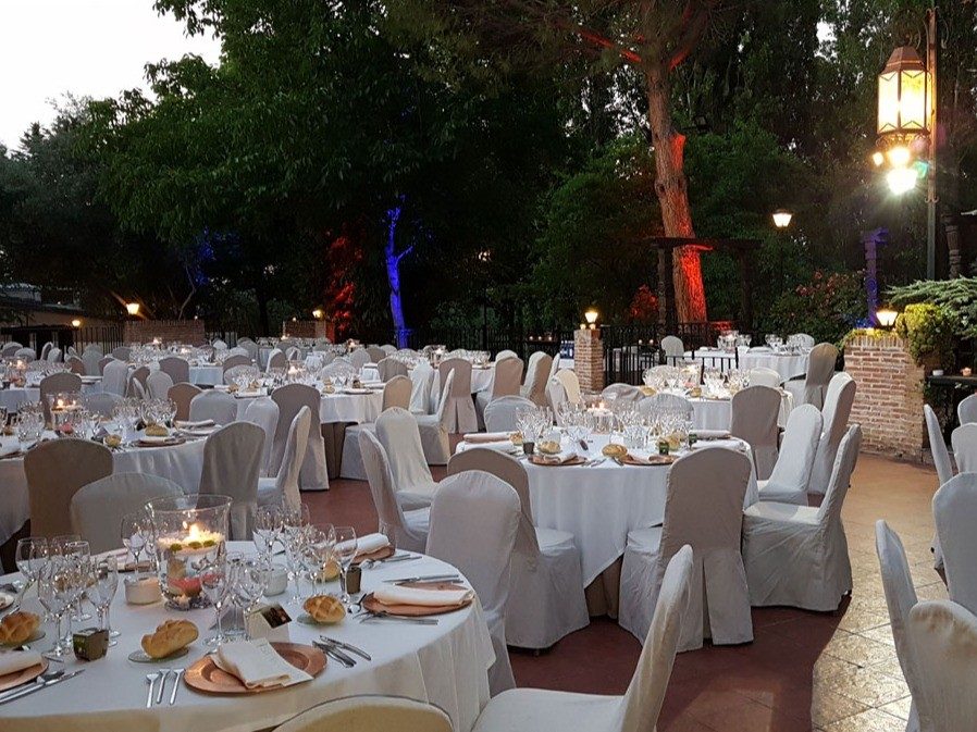 Terraza montada para banquete