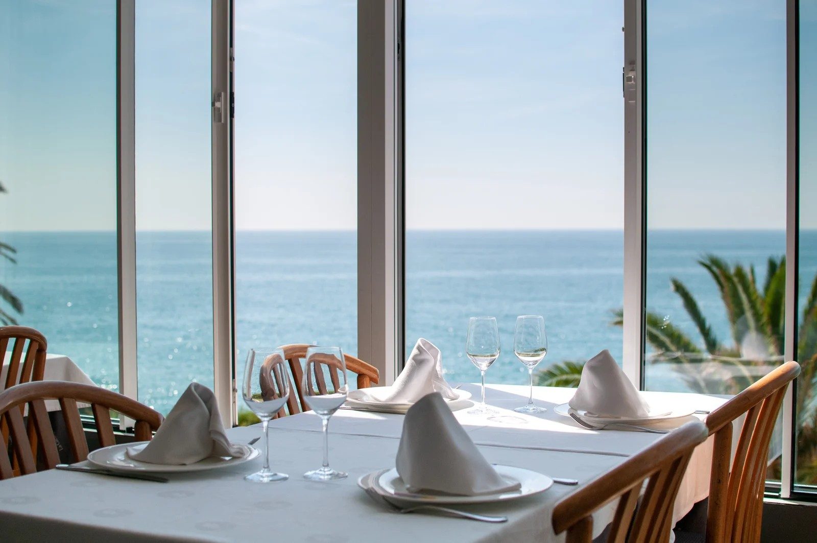 Mesa montada con vistas al mar