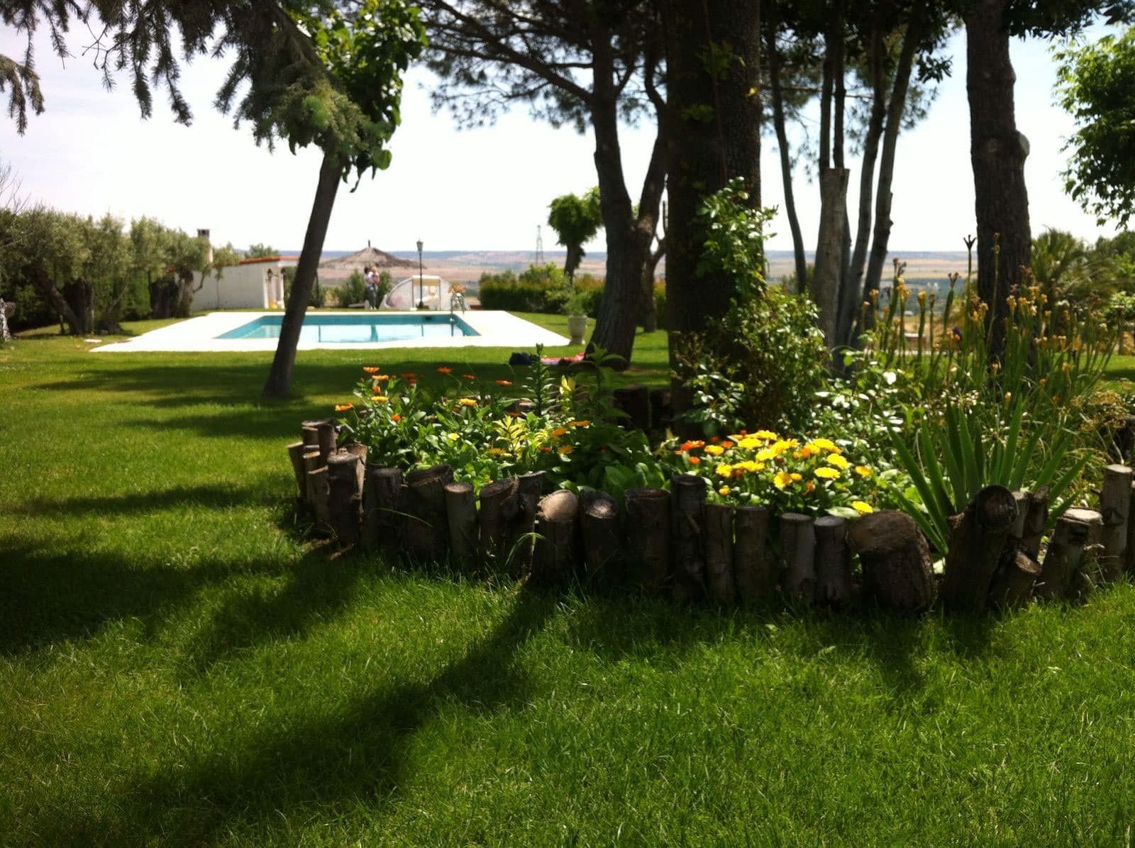Jardín con piscina