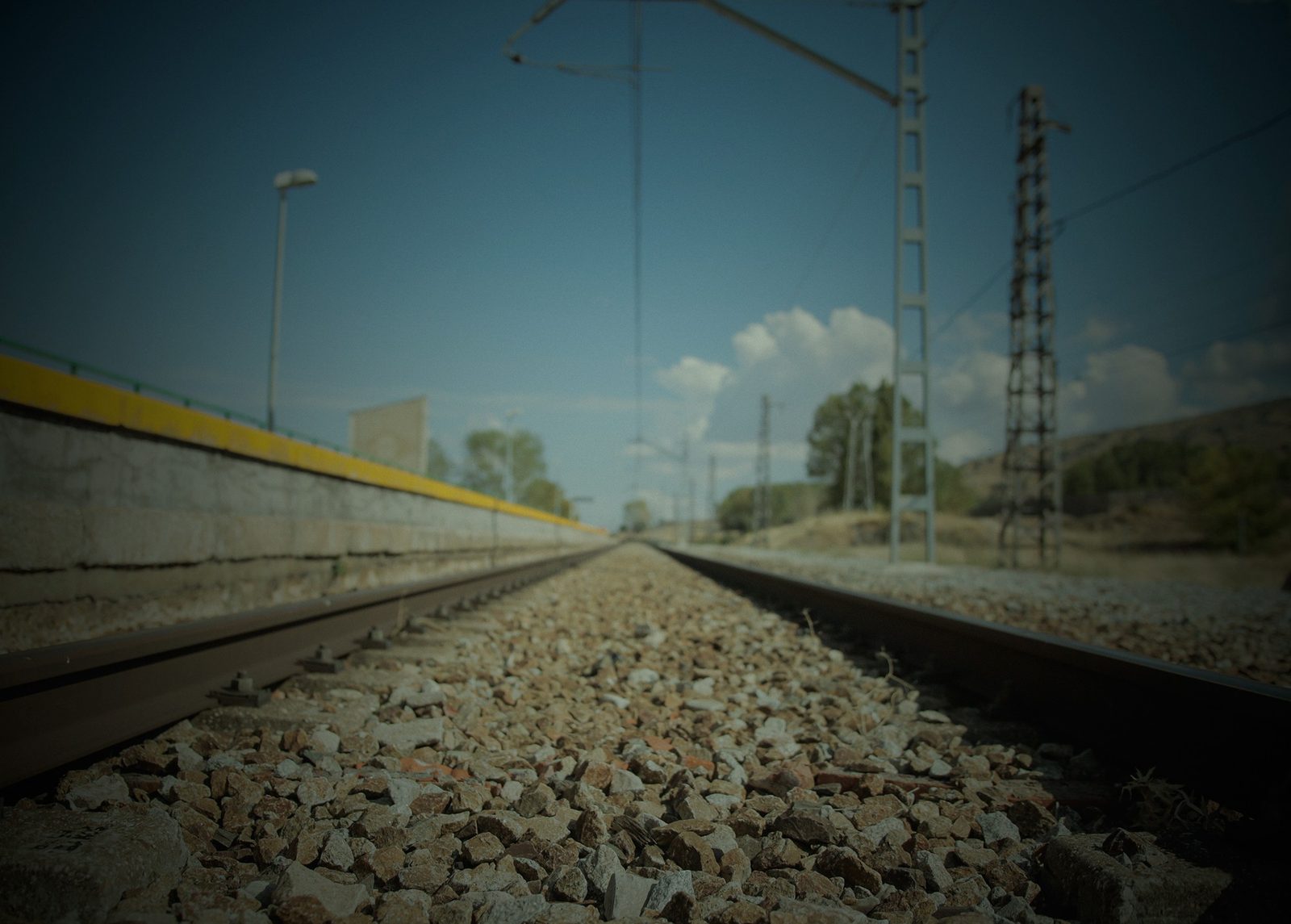 Vías del tren de la estación junto a la finca