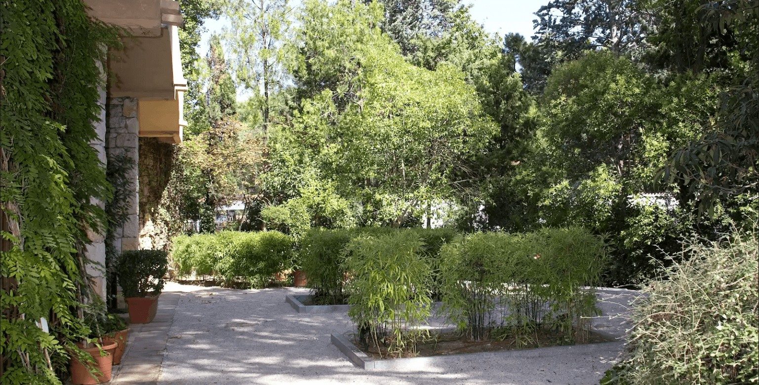 Jardín junto al torreón, exterior del Salón Chimenea