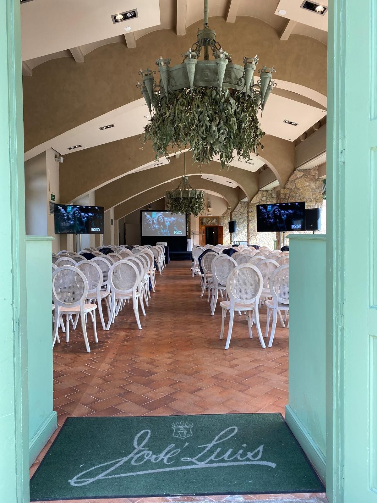 Salón El Mirador con montaje en teatro