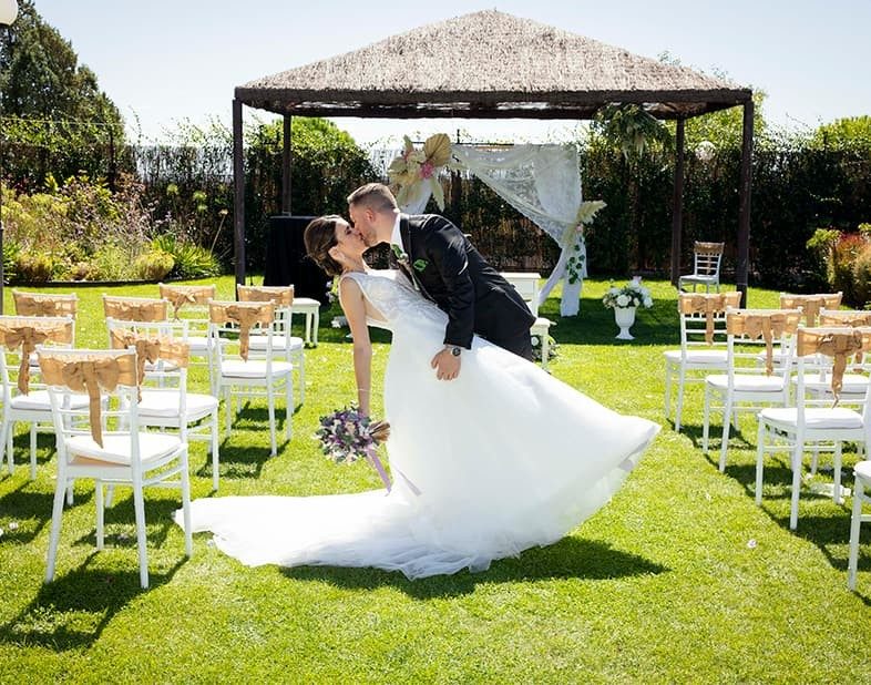 Montaje de ceremonia con los novios