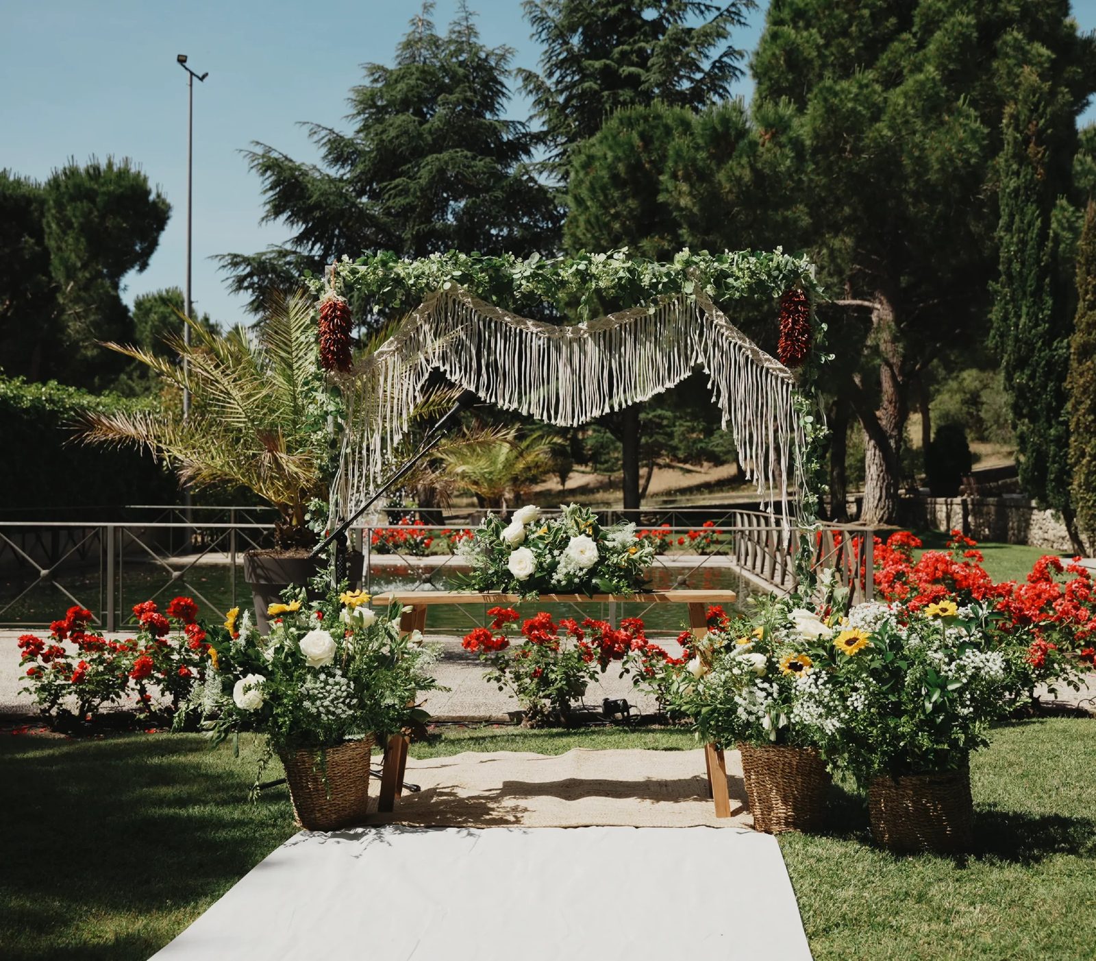 Altar de ceremonia junto al estanque