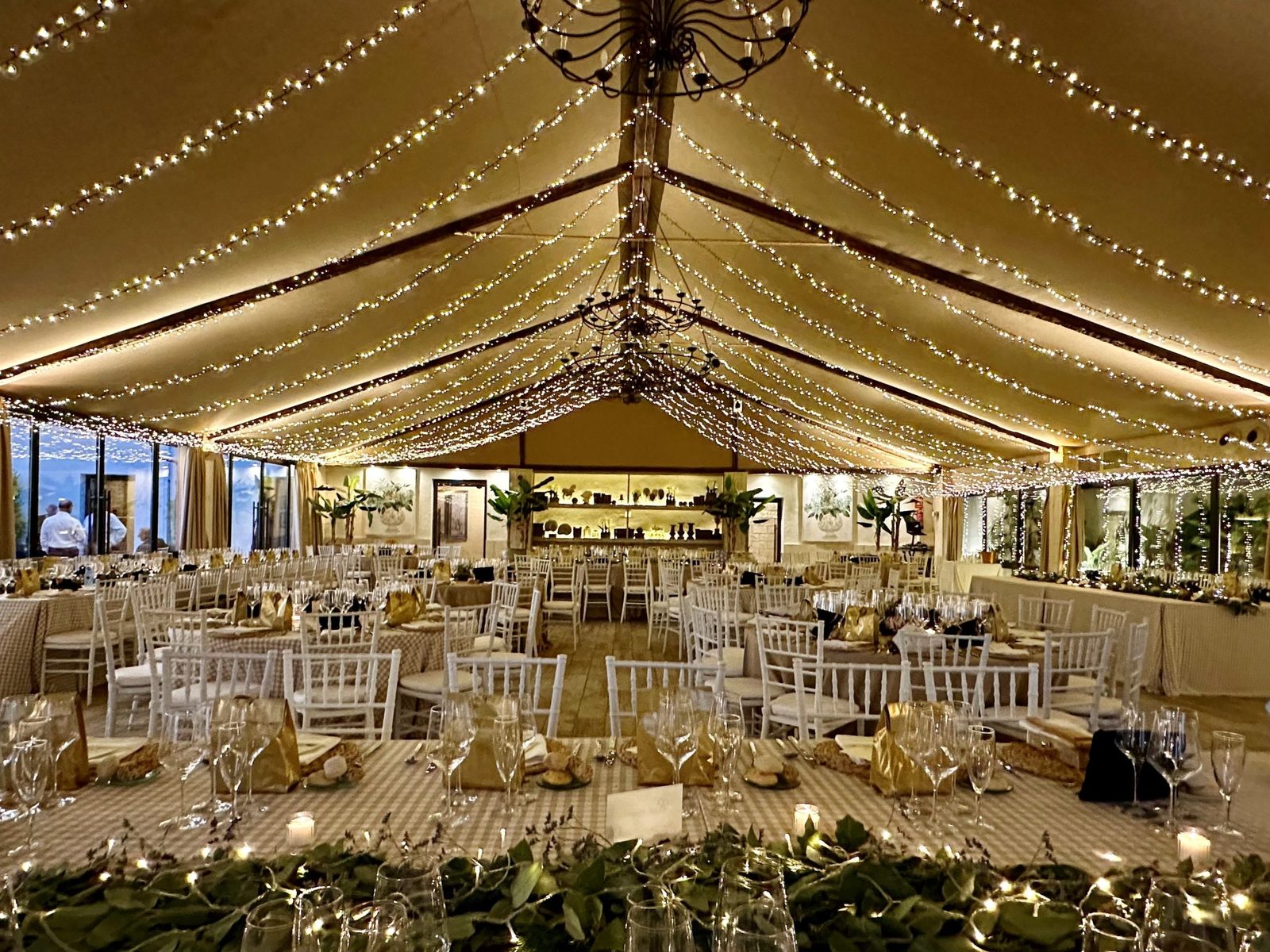 Salón de El Jardín de La Vega con iluminación en el techo, montaje de banquete